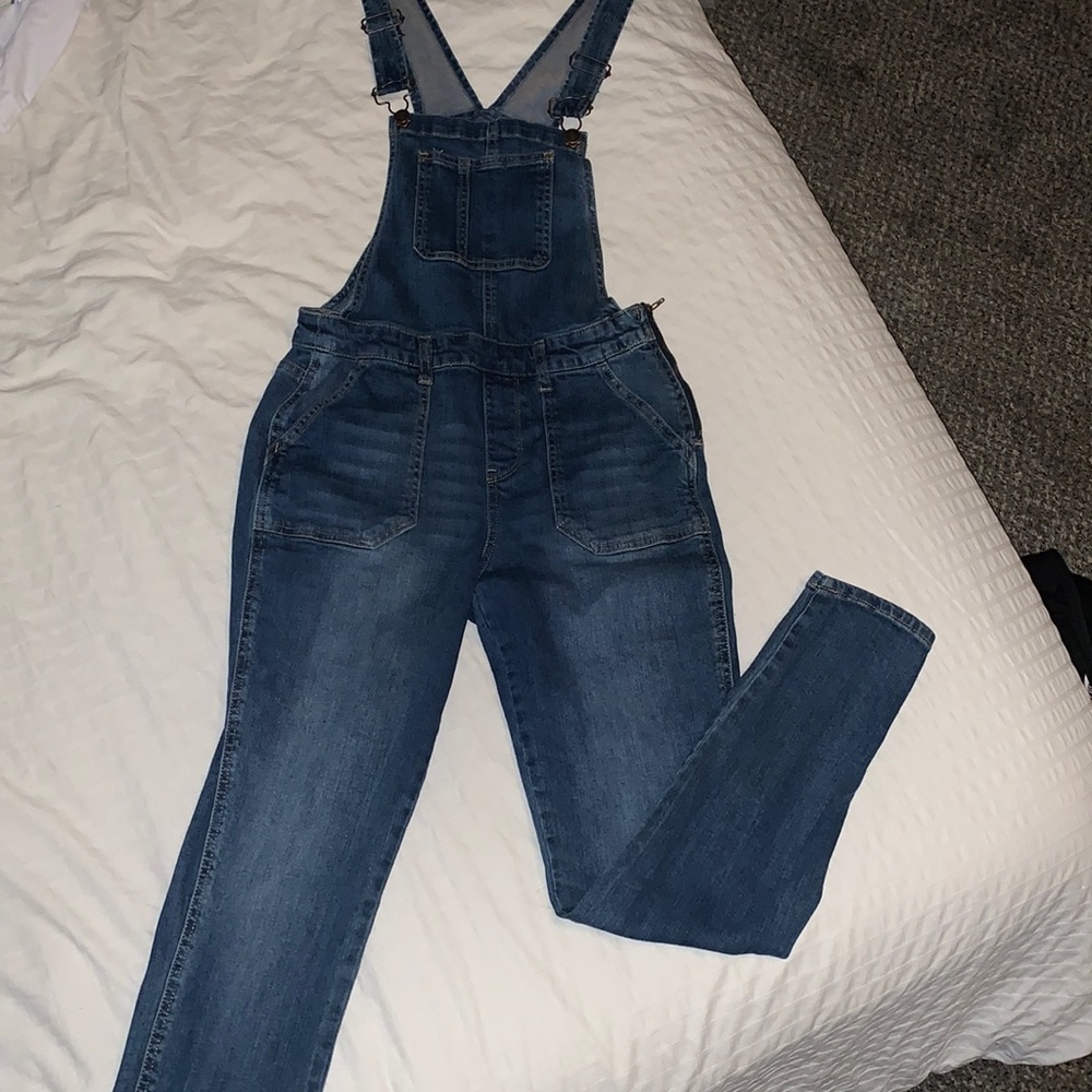 No boundaries women’s M (7-9) dark washed full-length overalls